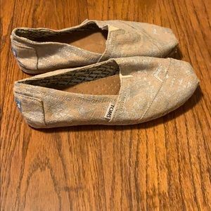 TOMS 6W burlap with gold triangles